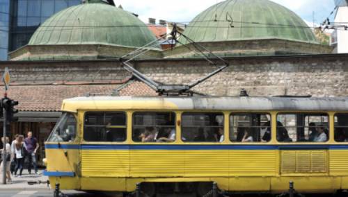 Na tramvajskoj stanici kod Katedrale u Sarajevu porodila se žena