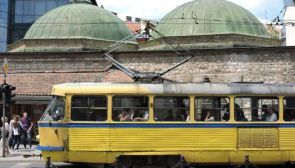 Na tramvajskoj stanici kod Katedrale u Sarajevu porodila se žena