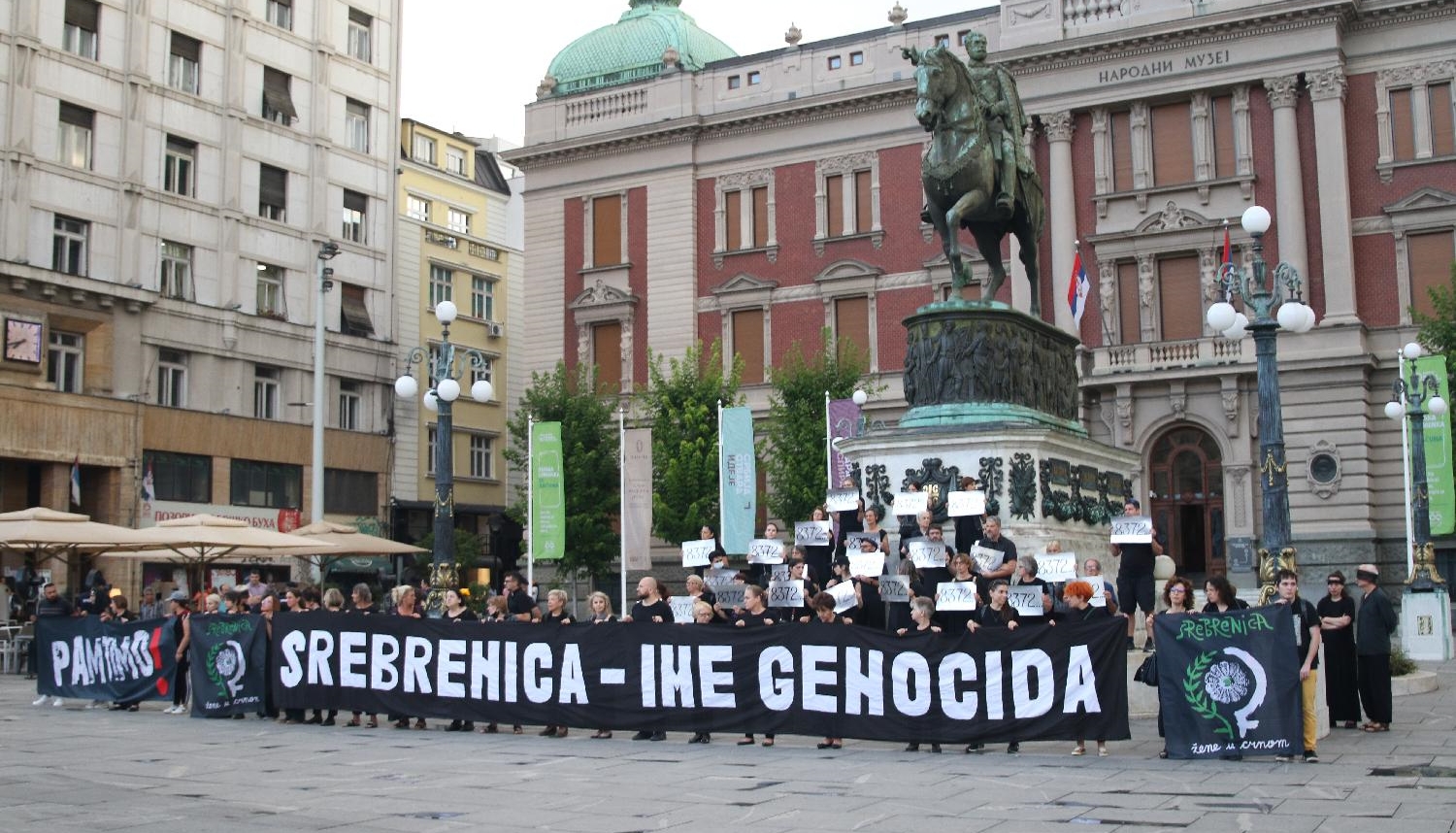 Na Trgu Republike u Beogradu razvijen transparent 'Srebrenica - ime genocida'