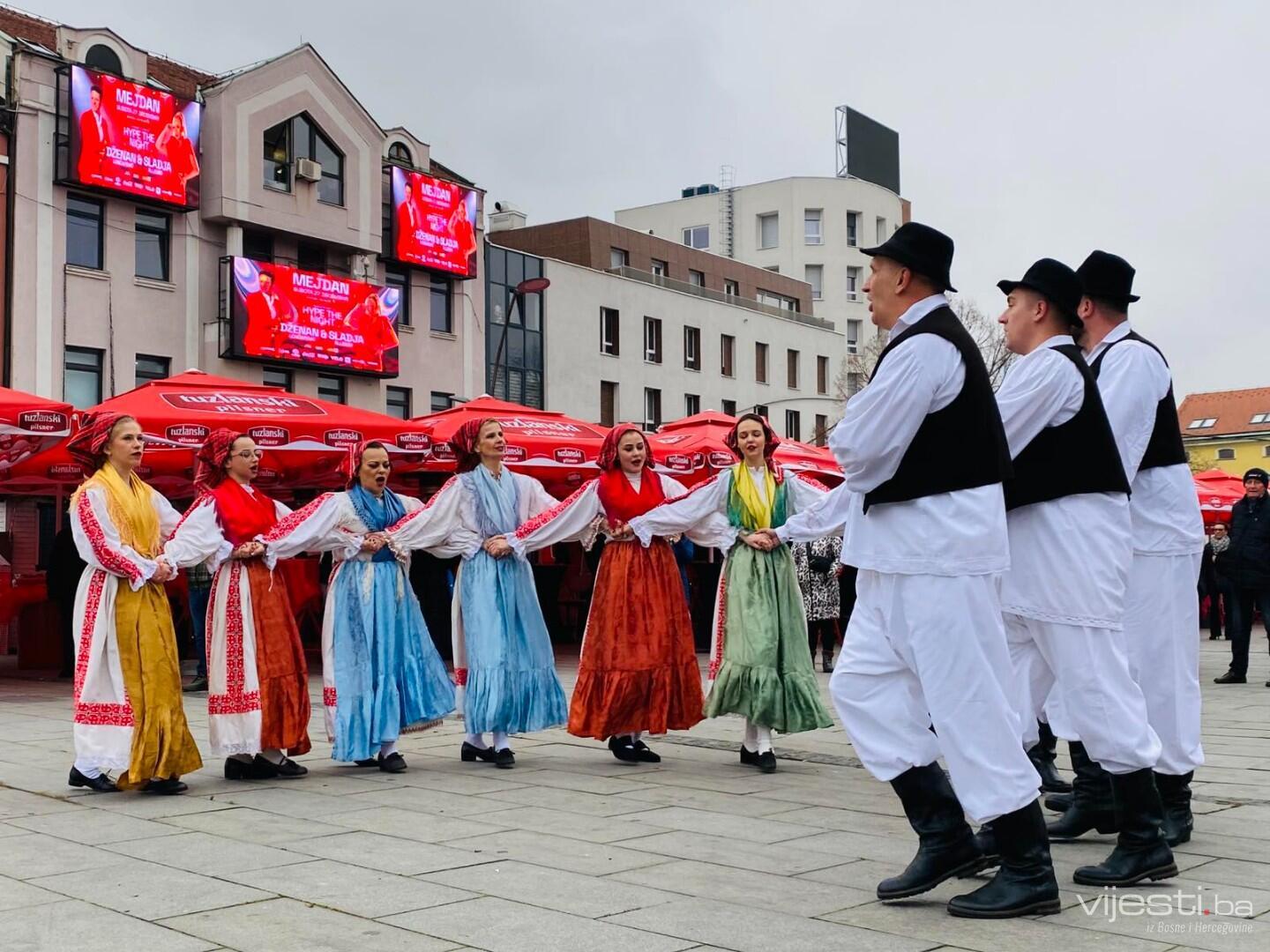 Na Trgu slobode u Tuzli proslavljen katolički Božić