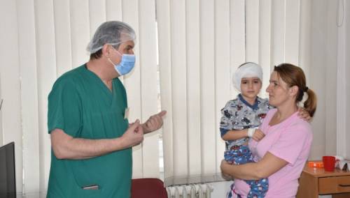 Na UKC Tuzla urađena još jedna kohlearna implantacija u vrijeme pandemije