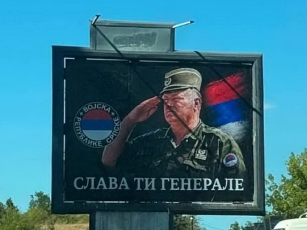 Na ulazu u Rogaticu postavljen bilbord koji veliča ratnog zločinca Ratka Mladića