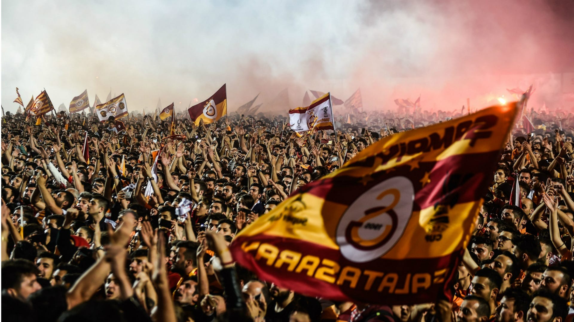 Na ulicama Istanbula 'rat' navijača Galatasaraya i Bayerna, ima povrijeđenih