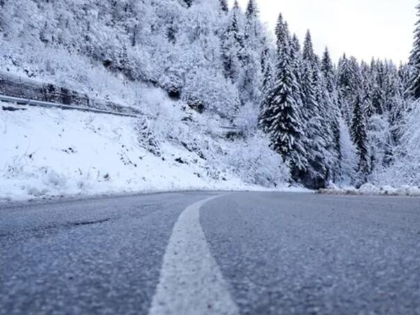 Na većini puteva mokar kolovoz, u višim predjelima mjestimično ima snijega i poledice