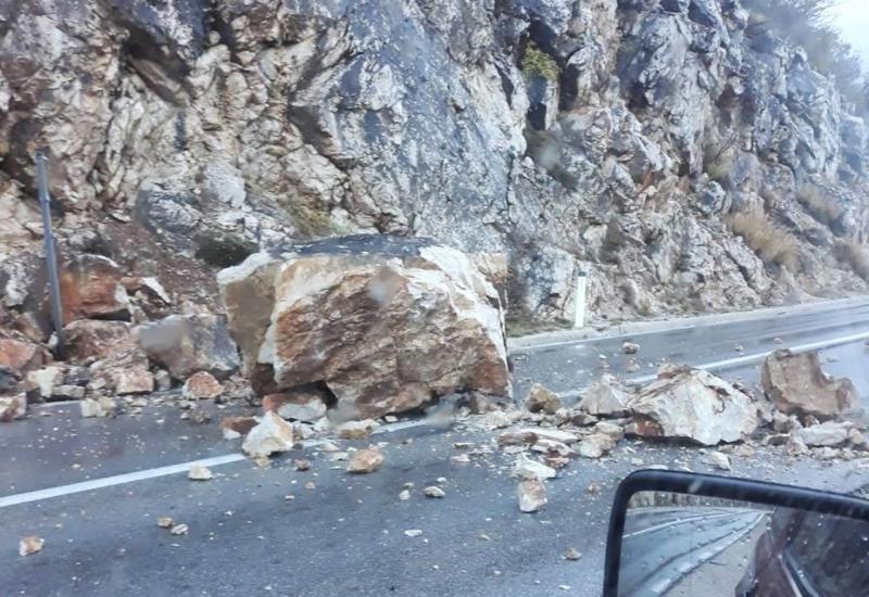 Na većini puteva u BiH mokar kolovoz i opasnost od odrona