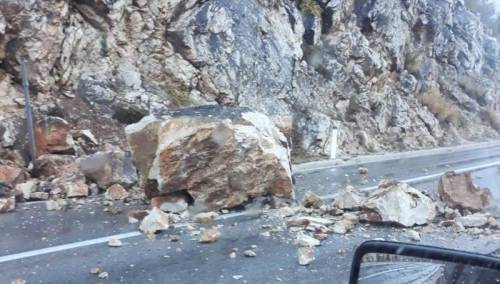 Na većini puteva u BiH mokar kolovoz i opasnost od odrona