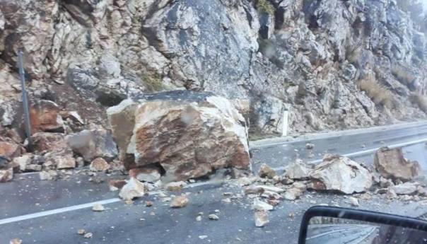 Na većini puteva u BiH mokar kolovoz i opasnost od odrona