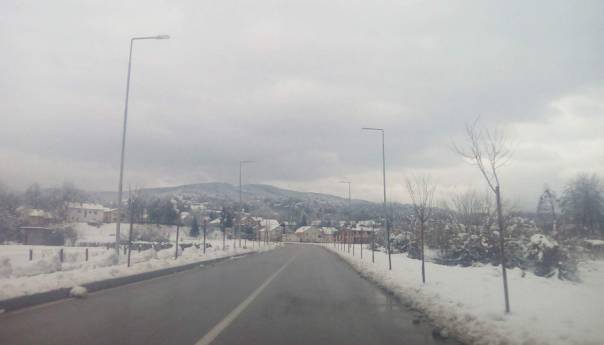 Na većini putnih pravaca u BiH jutros se saobraća po mokrom kolovozu