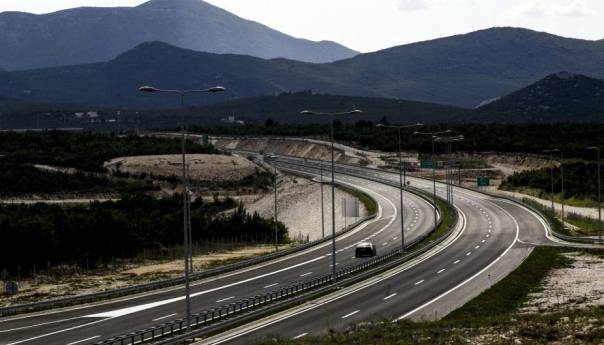 Na većini putnih pravaca u BiH saobraća se po mokrom ili vlažnom kolovozu