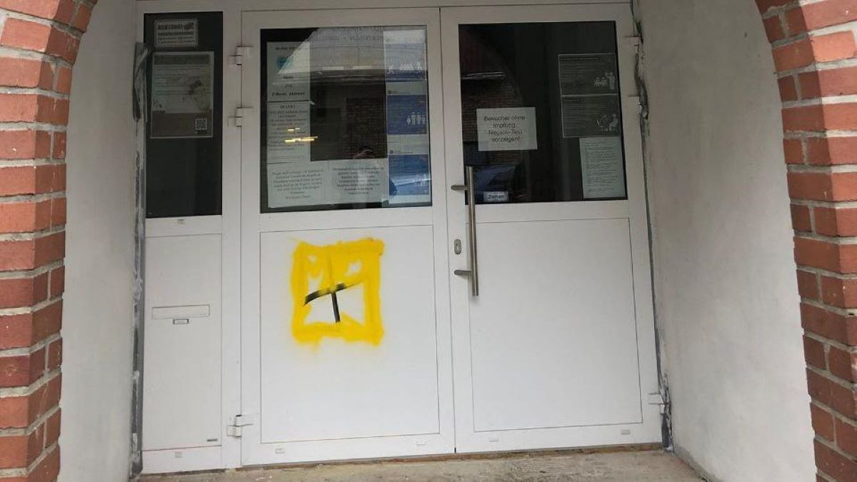 Na vratima džamije u Dortmundu nacrtan kukasti krst