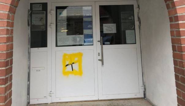 Na vratima džamije u Dortmundu nacrtan kukasti krst