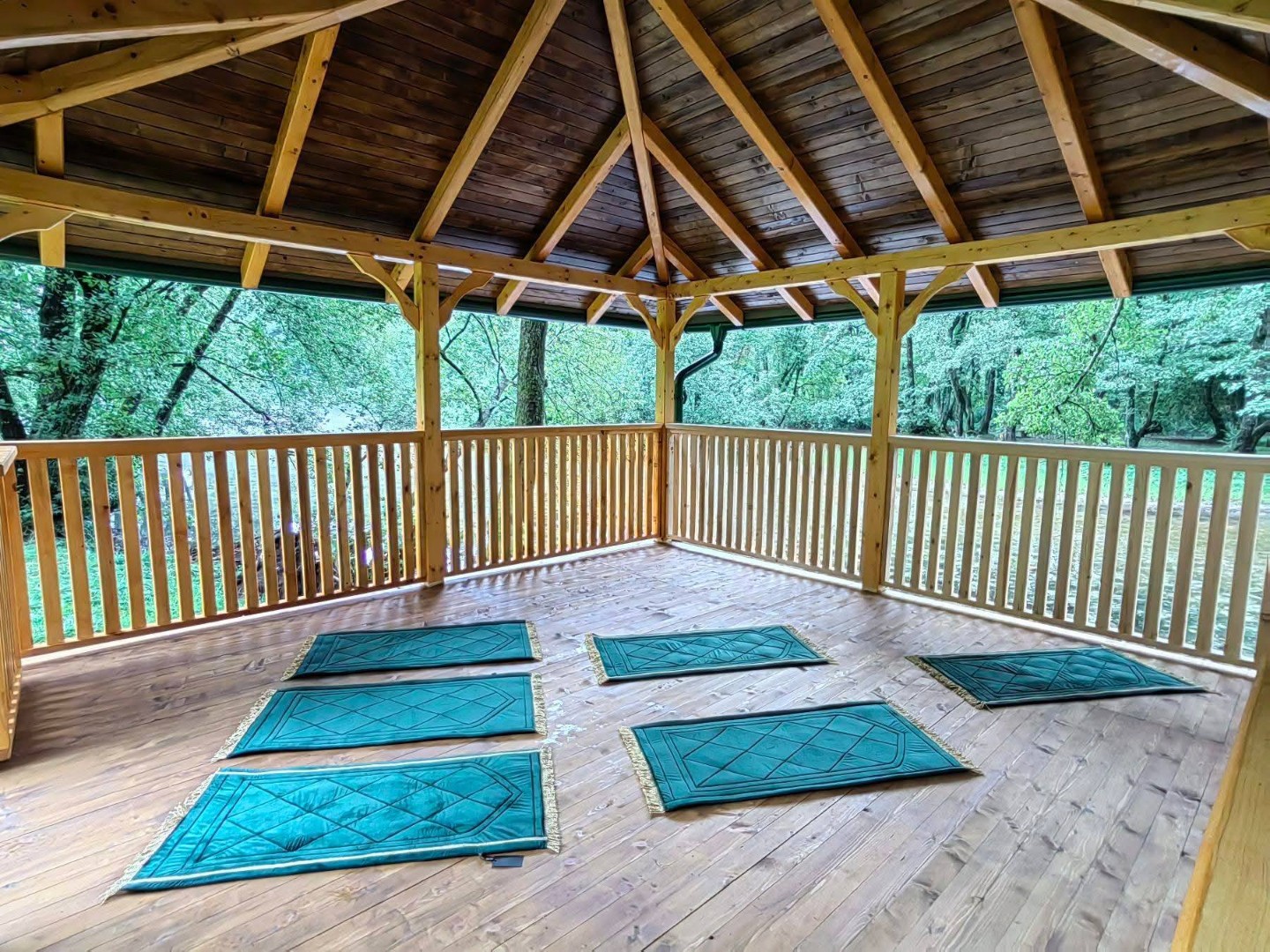 Na Vrelu Bosne izgrađen prostor za molitvu: Odgovor na potrebe posjetilaca