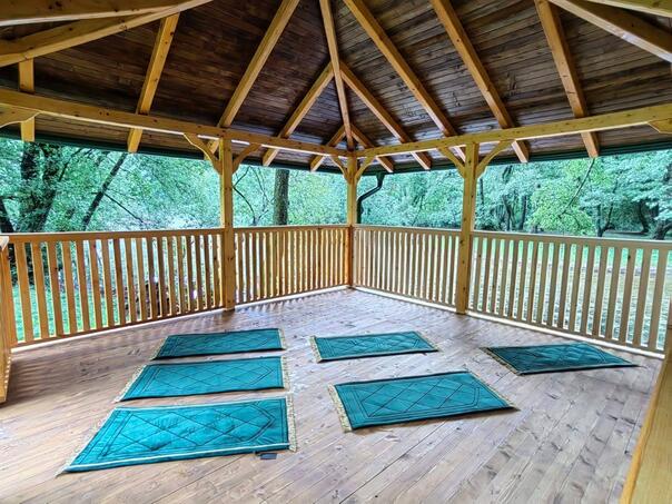 Na Vrelu Bosne izgrađen prostor za molitvu: Odgovor na potrebe posjetilaca