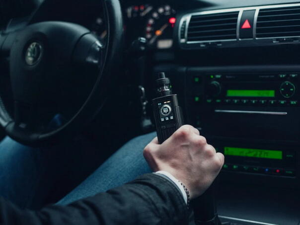 Na vrućini ne ostavljajte ovaj uređaj u automobilu