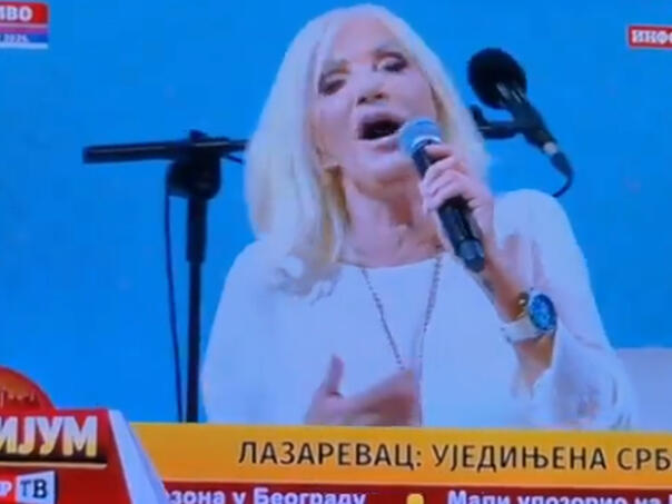 Na Vučićevom skupu pjevali pjesmu Amire Medunjanin, ali u užasnoj izvedbi