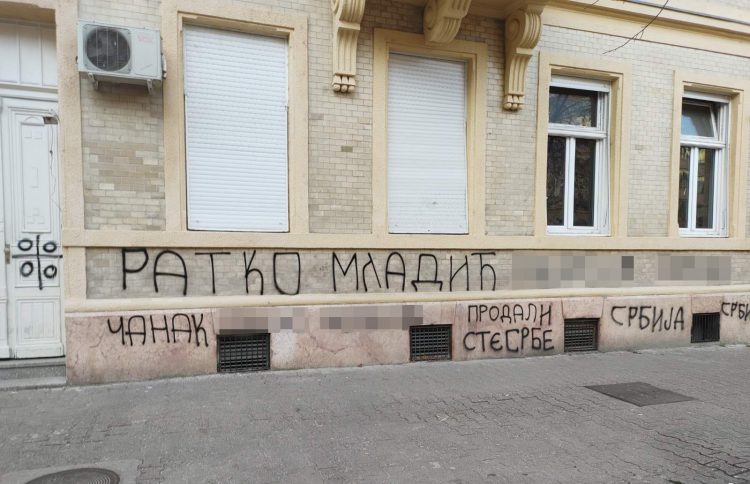 Na zgradi stranke grafiti koji veličaju zločinca Mladića, reagovao Čanak