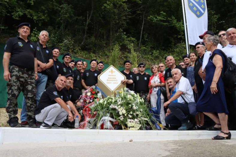 Na Žuču otkriven spomenik legendarnom komandantu Enveru Šehoviću