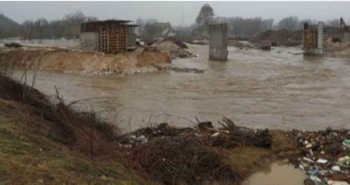Nabujala Lašva napravila ogromne probleme, oštetila i nasip na brzoj cesti