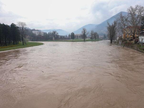 Nabujala rijeka odnijela most u Fojnici, stanje se stabilizira
