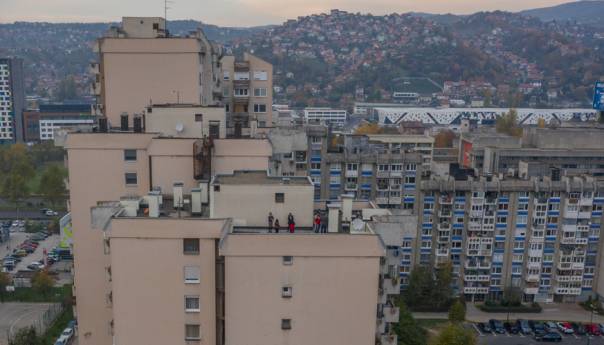 Načelnik Efendić sa povjerenicima stambenih zgrada obišao sanirane krovove na Alipašinom Polju