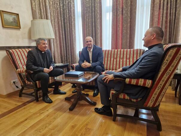 Nadbiskup Vukšić sa direktorom JP BH Pošta Mirsadom Mujićem: Izvanredna saradnja