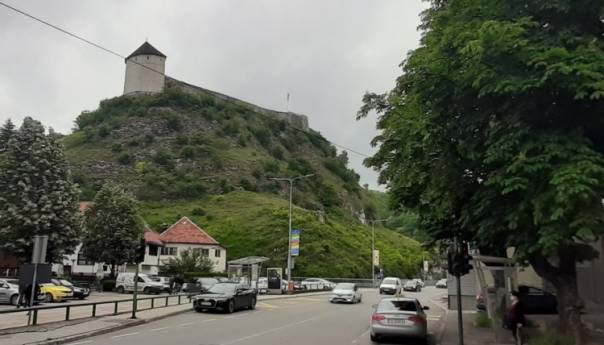 Nadležni u Tešnju usaglasili mjere za upućivanje zaraženih na hospitalizaciju