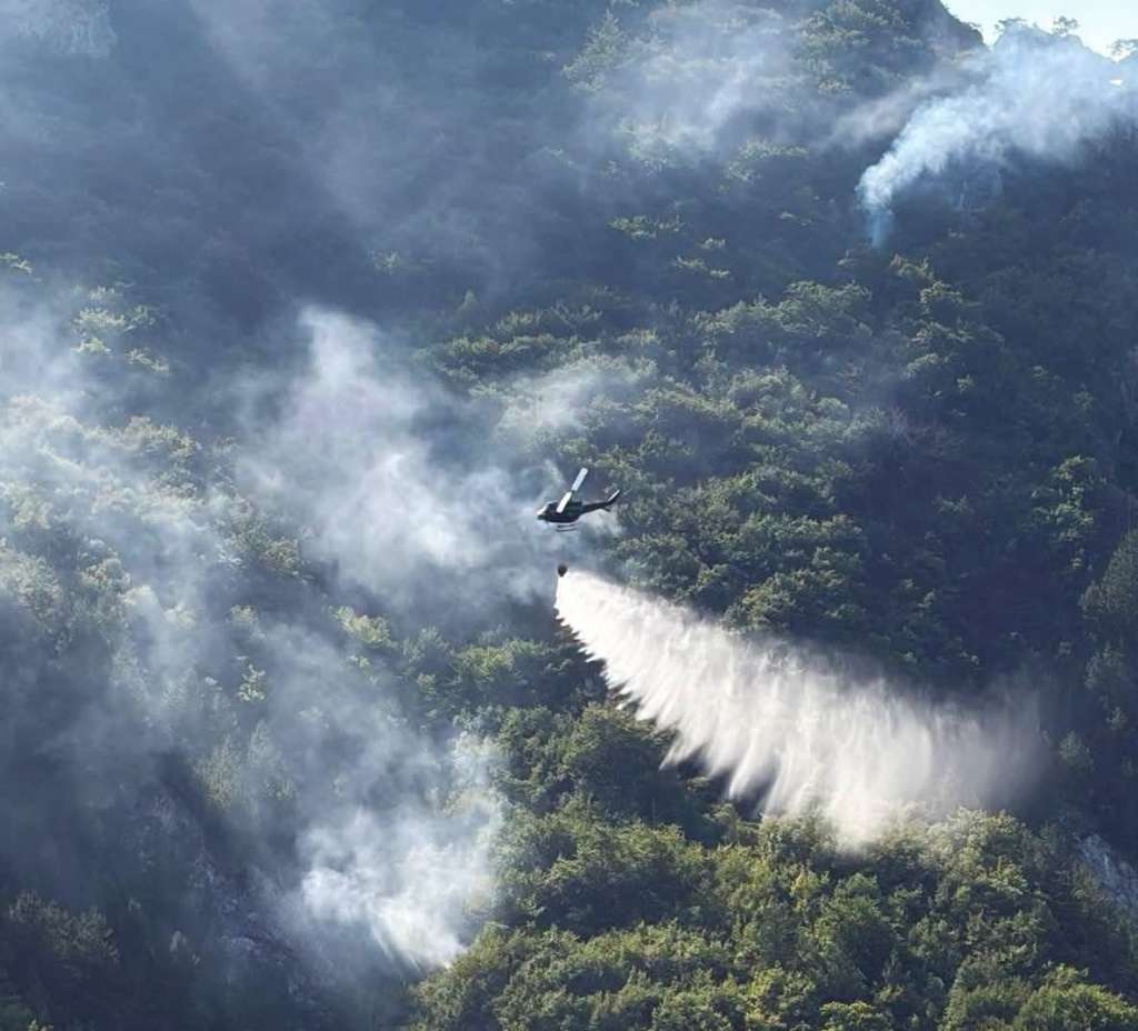 Nadljudski napori: I drugi helikopter OS BiH gasi požara kod Konjica