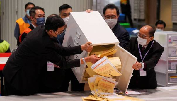 Nadmoćna pobjeda propekinških kandidata na izborima u Hong Kongu