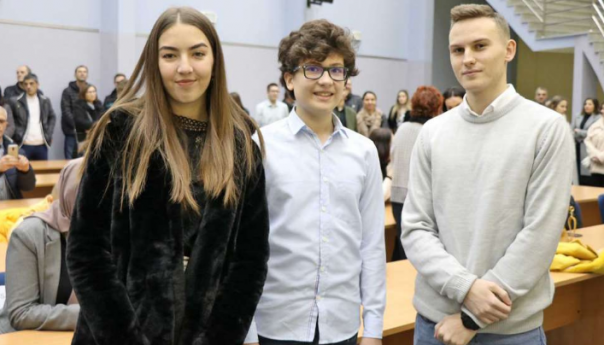 Nagrađeni najbolji učenici osnovnih i srednjih škola u Federaciji BiH