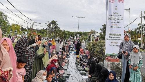 Najduži iftarski stol postavljen u Indoneziji, proteže se na više od 1.200 metara