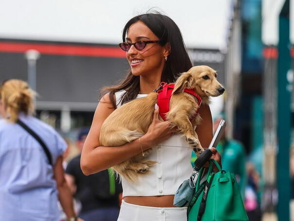 Najglamuroznija ljepotica Formule 1 zablistala u hit sandalama