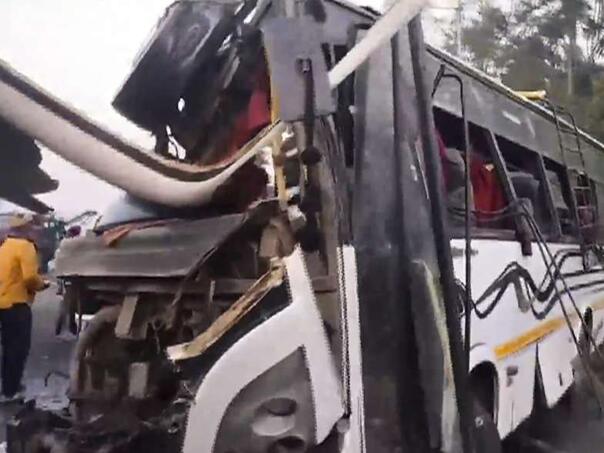 Najmanje 12 poginulih u direktnom sudaru kamiona i autobusa u Indiji
