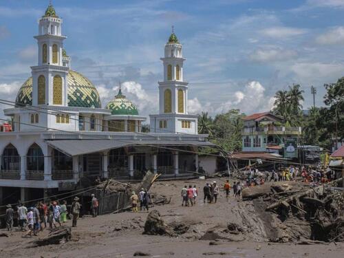 Najmanje 12 poginulih u poplavama u Indoneziji