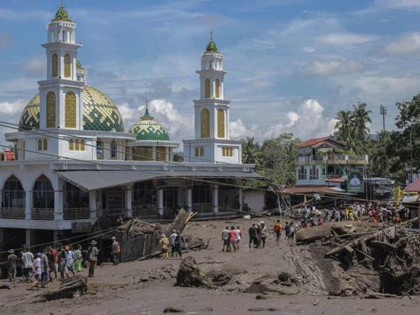 Najmanje 12 poginulih u poplavama u Indoneziji
