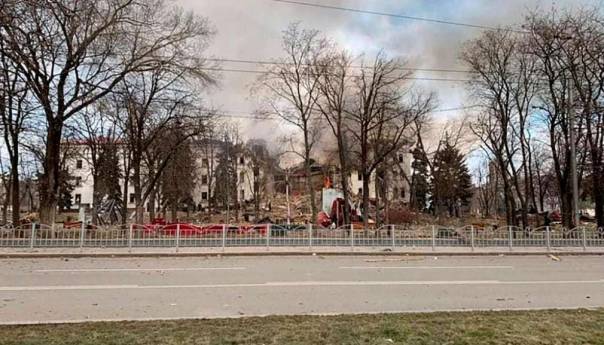 Najmanje 130 ljudi spašeno ispod ruševina pozorišta u Mariupolju