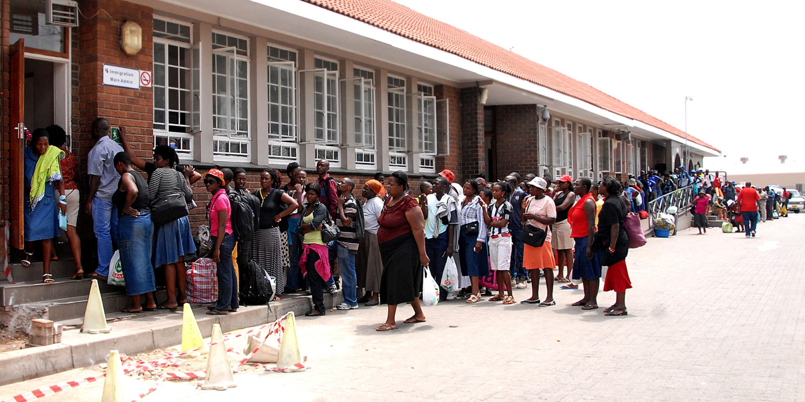 Najmanje 15 ljudi preminulo u redovima na granici Južne Afrike i Zimbabvea