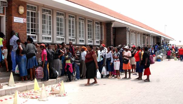 Najmanje 15 ljudi preminulo u redovima na granici Južne Afrike i Zimbabvea
