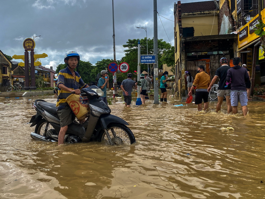 Najmanje 15 poginulih u poplavama i klizištima u Vijetnamu