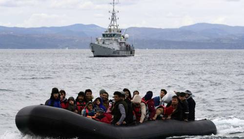 Najmanje 15 poginulih u potonuću brodice s migrantima kod otoka Lesbos