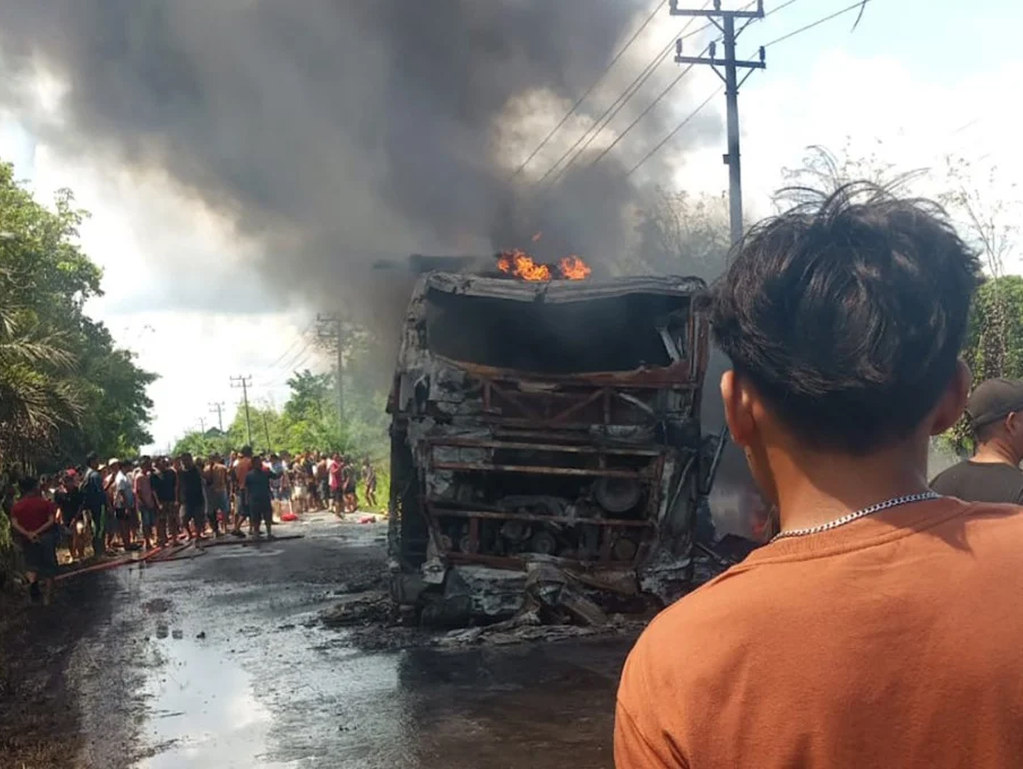 Najmanje 16 ljudi poginulo u požaru nakon sudara autobusa i cisterne