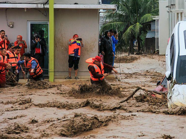 Najmanje 161 mrtvih u stravičnim poplavama u Aziji