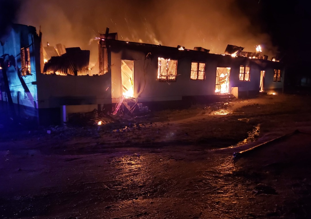 Najmanje 20 djece poginulo u požaru u internatu srednje škole