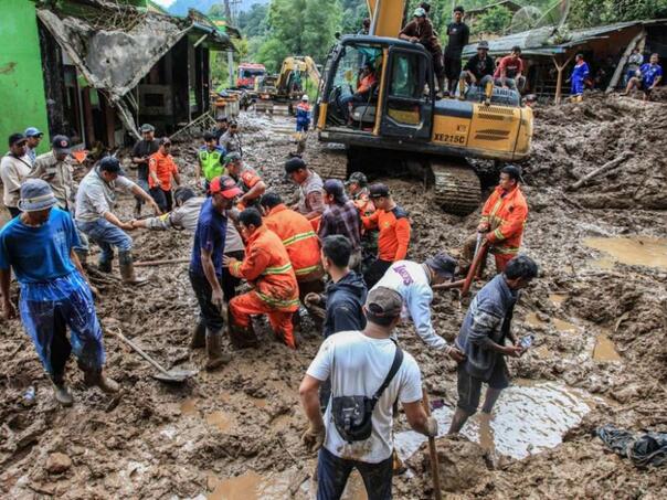Najmanje 20 poginulih u poplavama i klizištima u Indoneziji