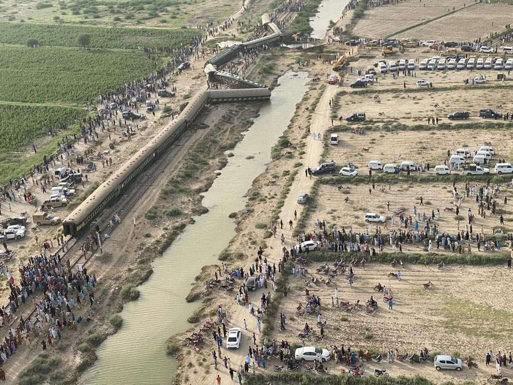 Najmanje 28 poginulih nakon što je putnički voz iskočio iz tračnica u Pakistanu