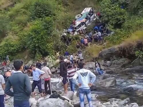 Najmanje 36 poginulih u autobuskoj nesreći u Indiji
