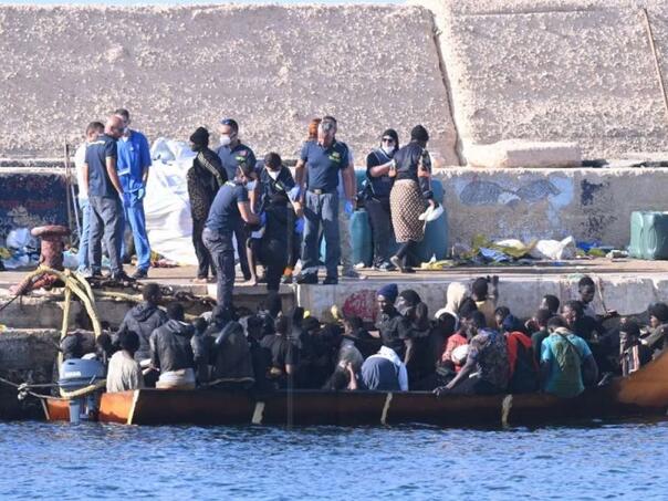 Najmanje 50 ljudi poginulo u požaru na brodu s migrantima kod Libije