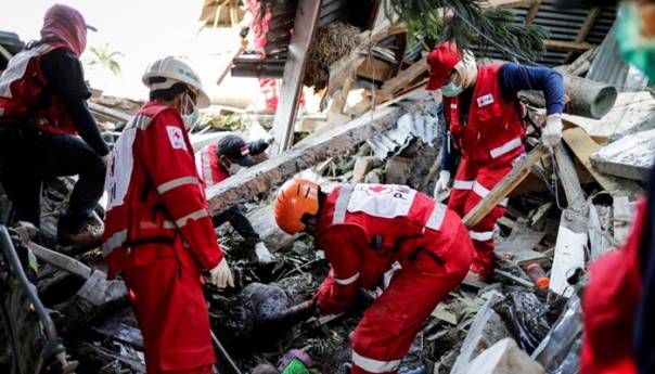 Najmanje 73 osobe poginule u zemljotresu u Indoneziji