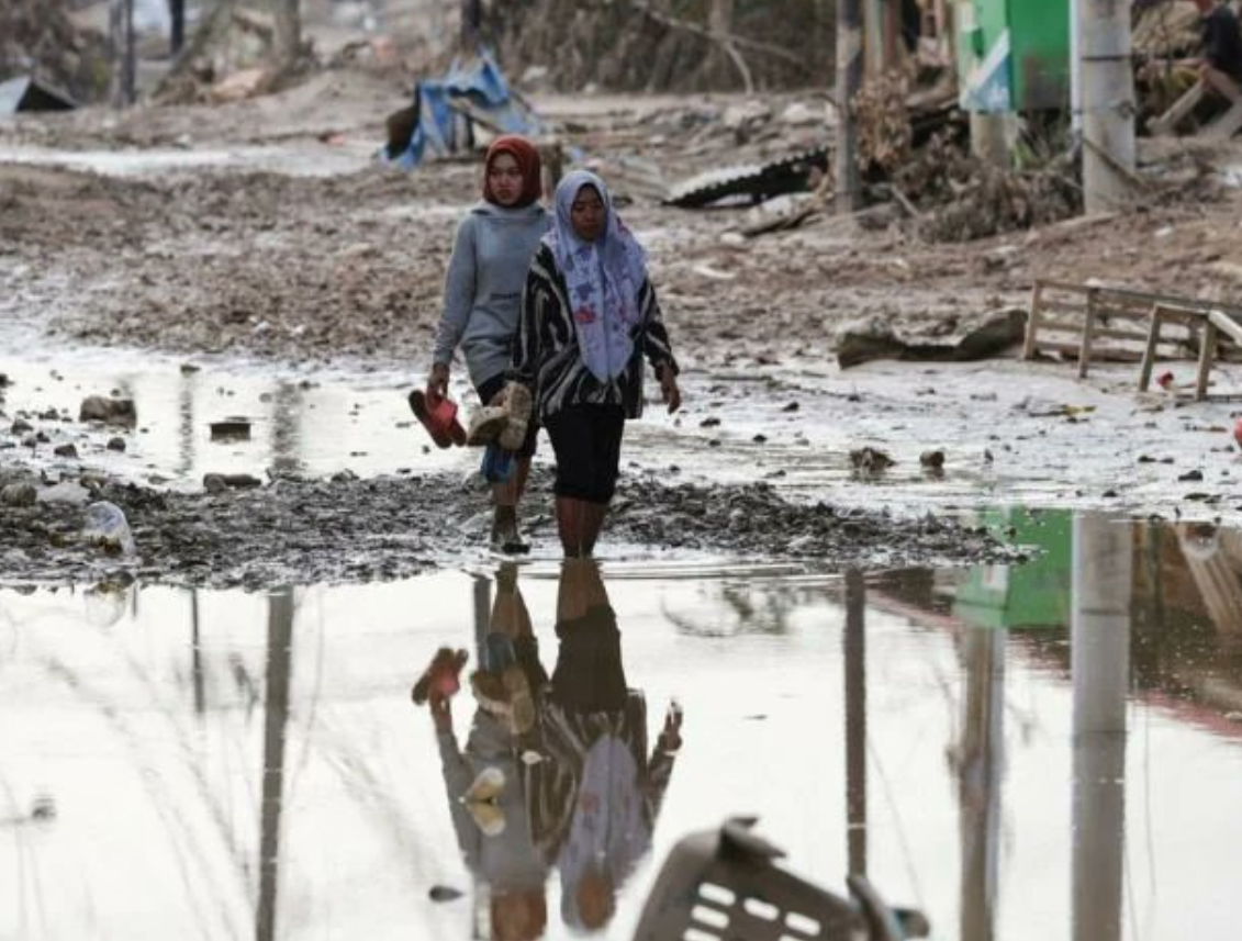 Najmanje 950 poginulih u poplavama u Indoneziji, više od 5.000 povrijeđenih