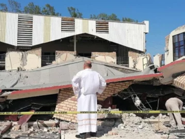 Video: Najmanje devet mrtvih, desetine zarobljene nakon urušavanja krova crkve