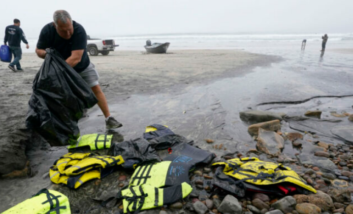Najmanje osam osoba poginulo, za sedam se traga kod obale San Diega